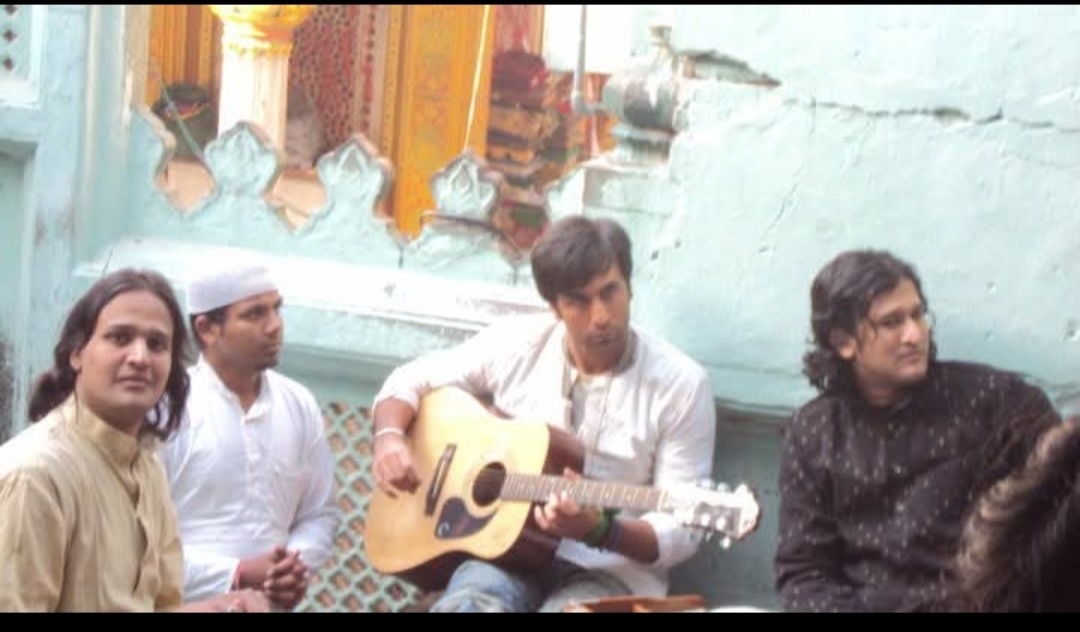 Ranbir Kapoor with Nizami Bandhu at Hazrat Nizamuddin Dargah